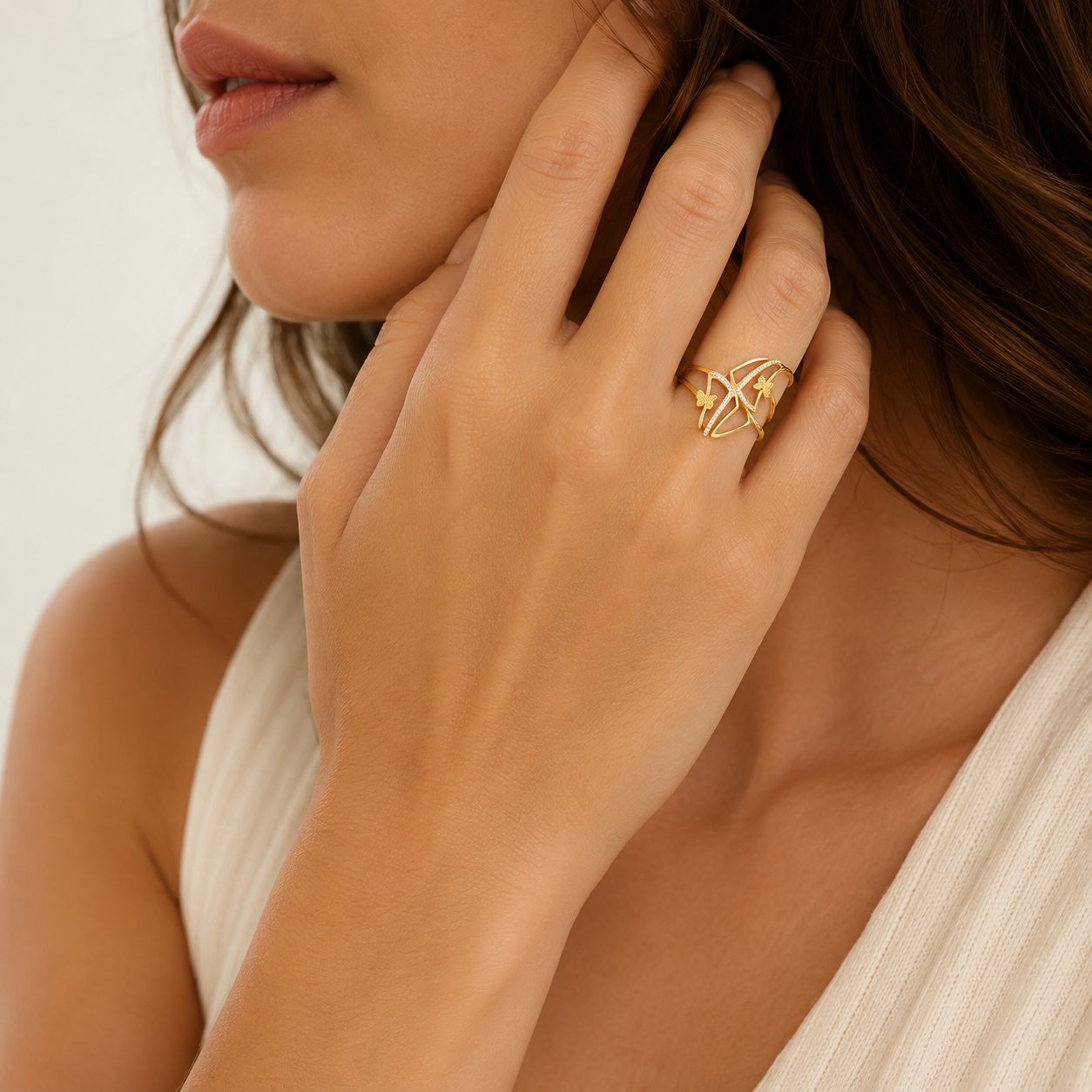 Anillo rígido de líneas onduladas con mariposas