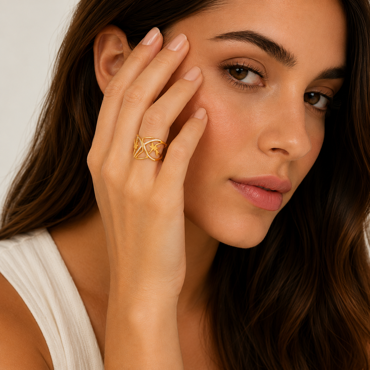Anillo rígido de líneas onduladas con mariposas