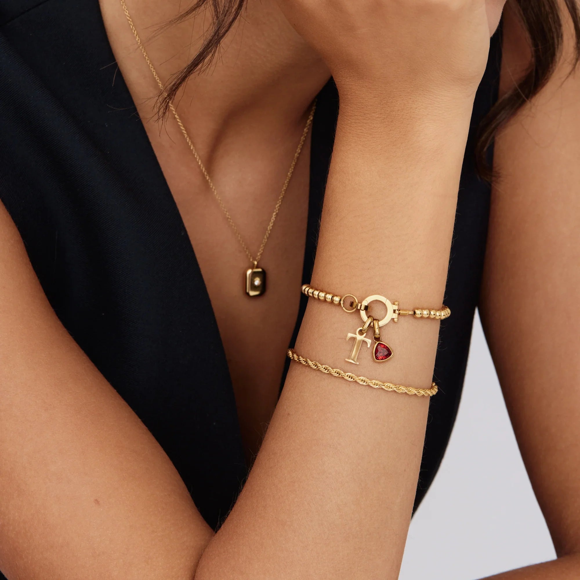 Pulsera con dije de inicial con piedra de nacimiento y cuentas