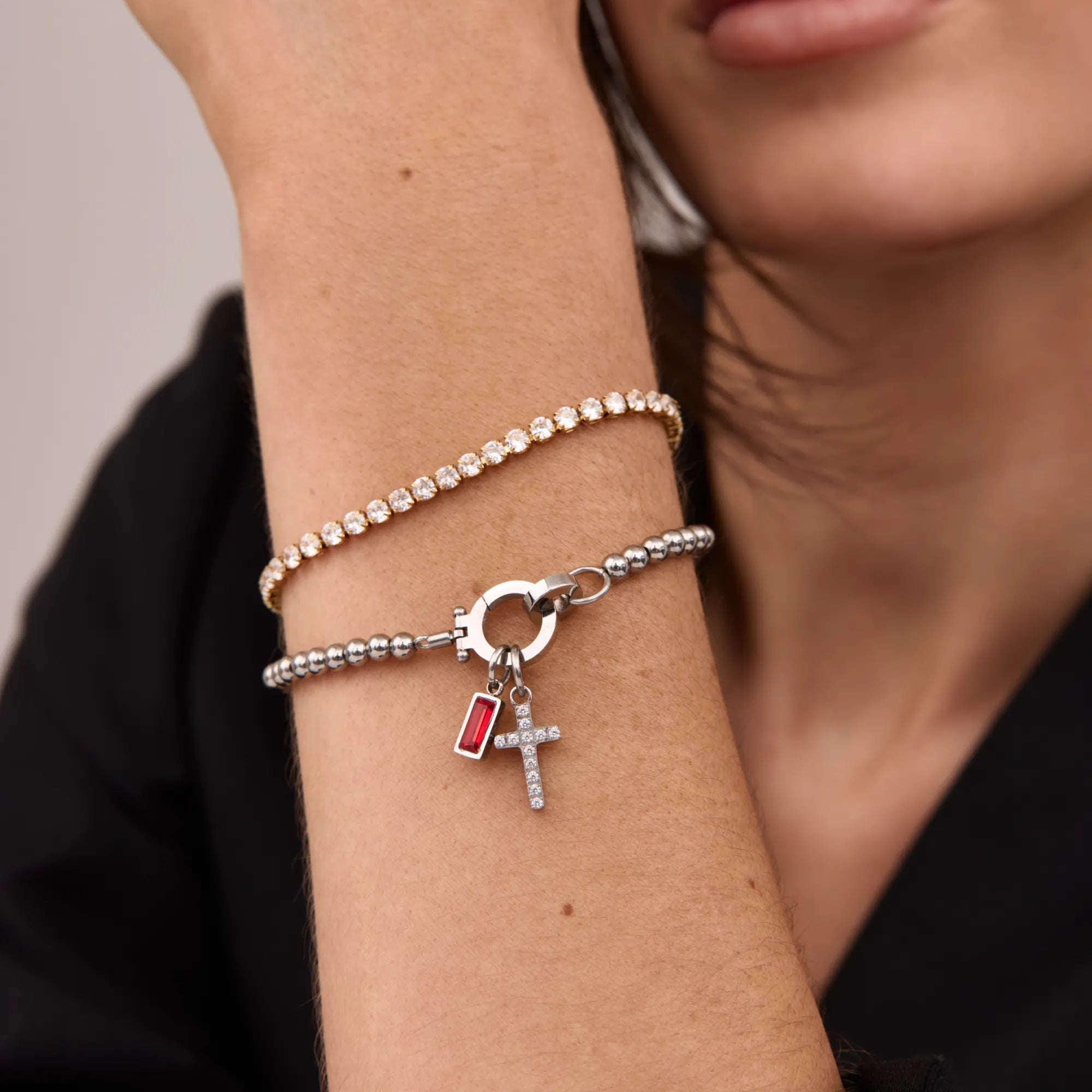 Pulsera con dije de cruz y cuentas de piedra de nacimiento