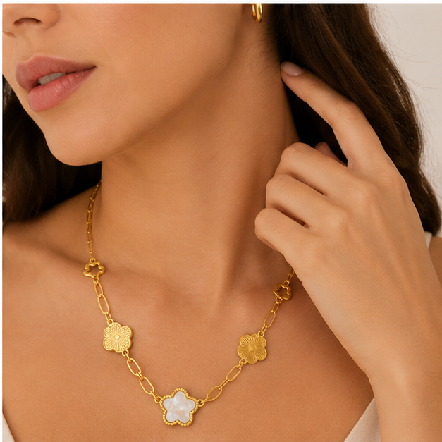 Collar Cadena Alargada con Flores Doradas y Nácar