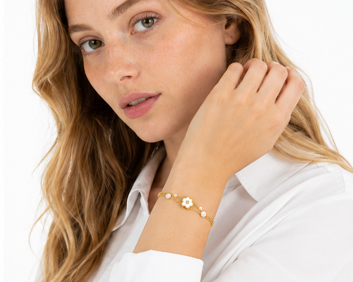Pulsera doble cadena con flores de nácar y perlas