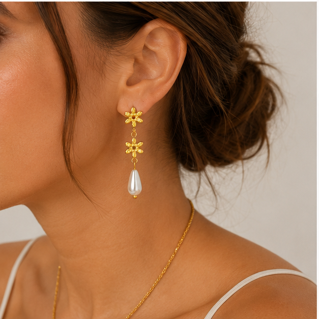 Aretes Flores Doradas con Perla Colgante