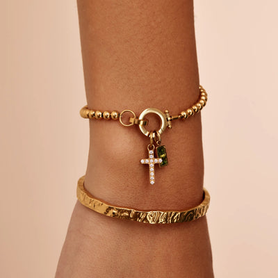 Pulsera con dije de cruz y cuentas de piedra de nacimiento