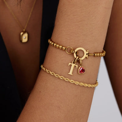 Pulsera con dije de inicial con piedra de nacimiento y cuentas