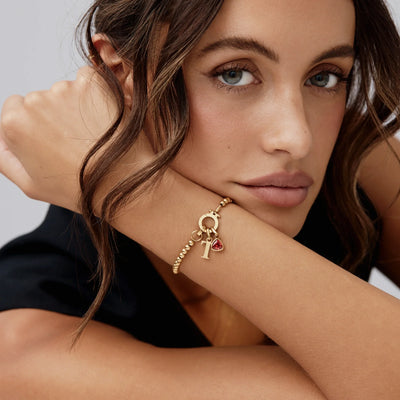 Pulsera con dije de inicial con piedra de nacimiento y cuentas