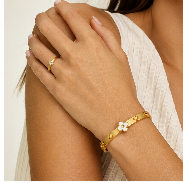 Anillo rígida de trébol con esmalte blanco