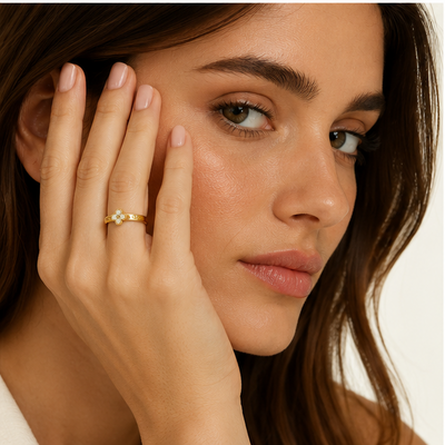 Anillo rígida de trébol con esmalte blanco