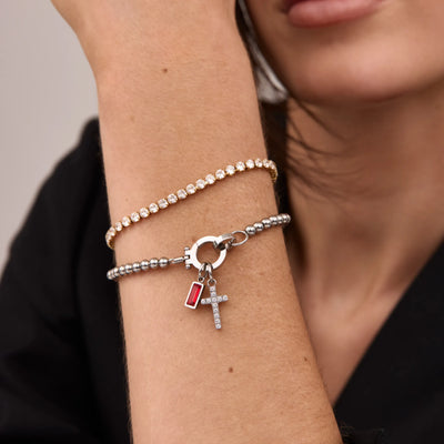 Pulsera con dije de cruz y cuentas de piedra de nacimiento