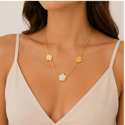 Collar Cadena Alargada con Flores Doradas y Nácar