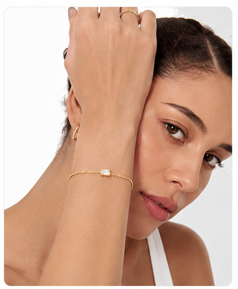 Pulsera minimalista con circonita cuadrada