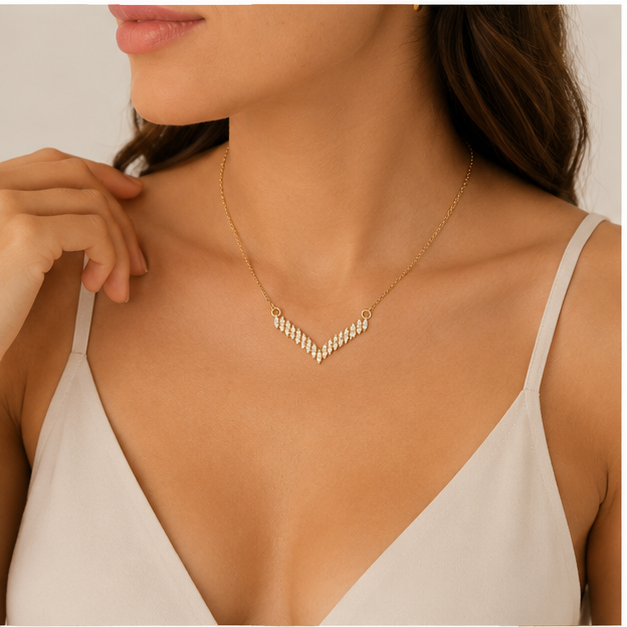 Collar Chevron de Circonitas Doradas
