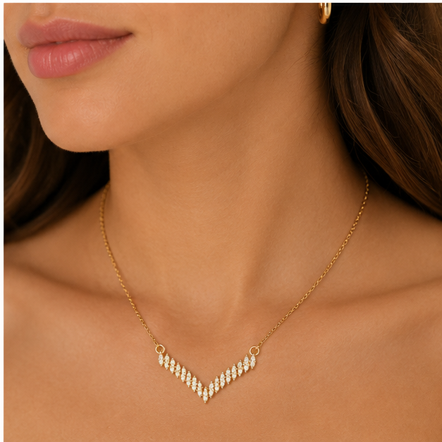 Collar Chevron de Circonitas Doradas