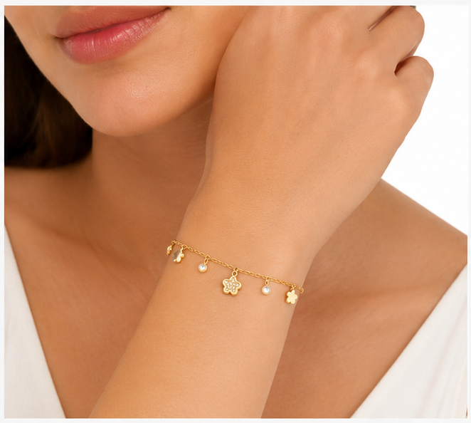 Pulsera con dijes de flores y circonitas